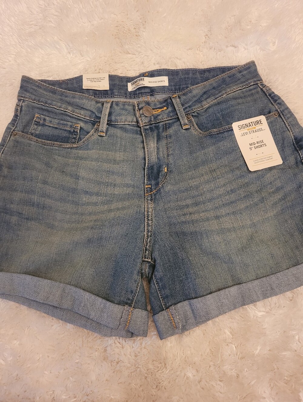 Levi's Signature Women's Casual Shorts New With Tag! Size 27